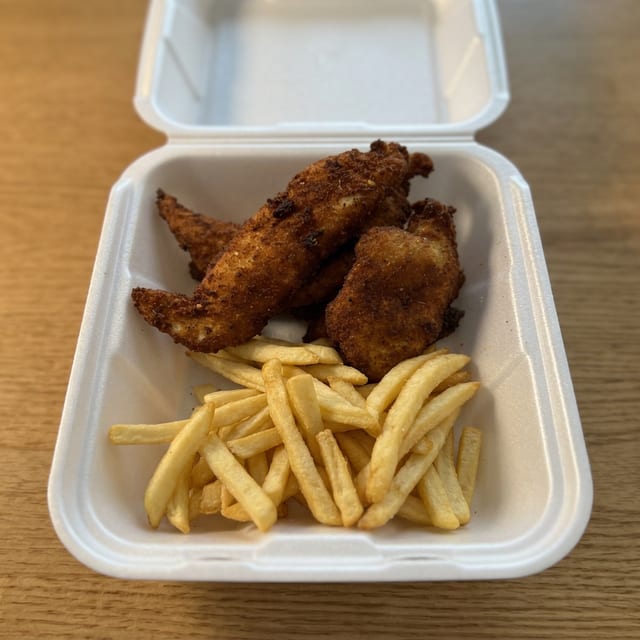 Tires De Pollo con Papa Fritas/Chicken Tenders With Fries.