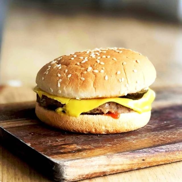 Hamburguesa con Queso/Cheeseburger w/fries.